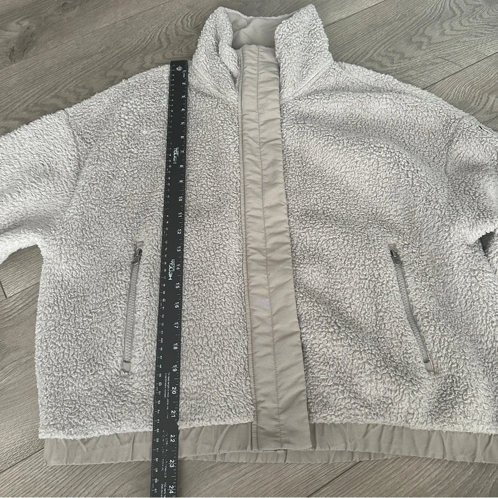 Vuori Alpine Women's Cream Fleece Jacket size Large - Picture 10 of 11